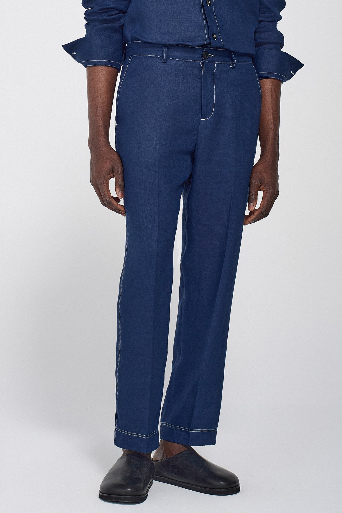 PANTALONE CON IMPUTURE A CONTRASTO