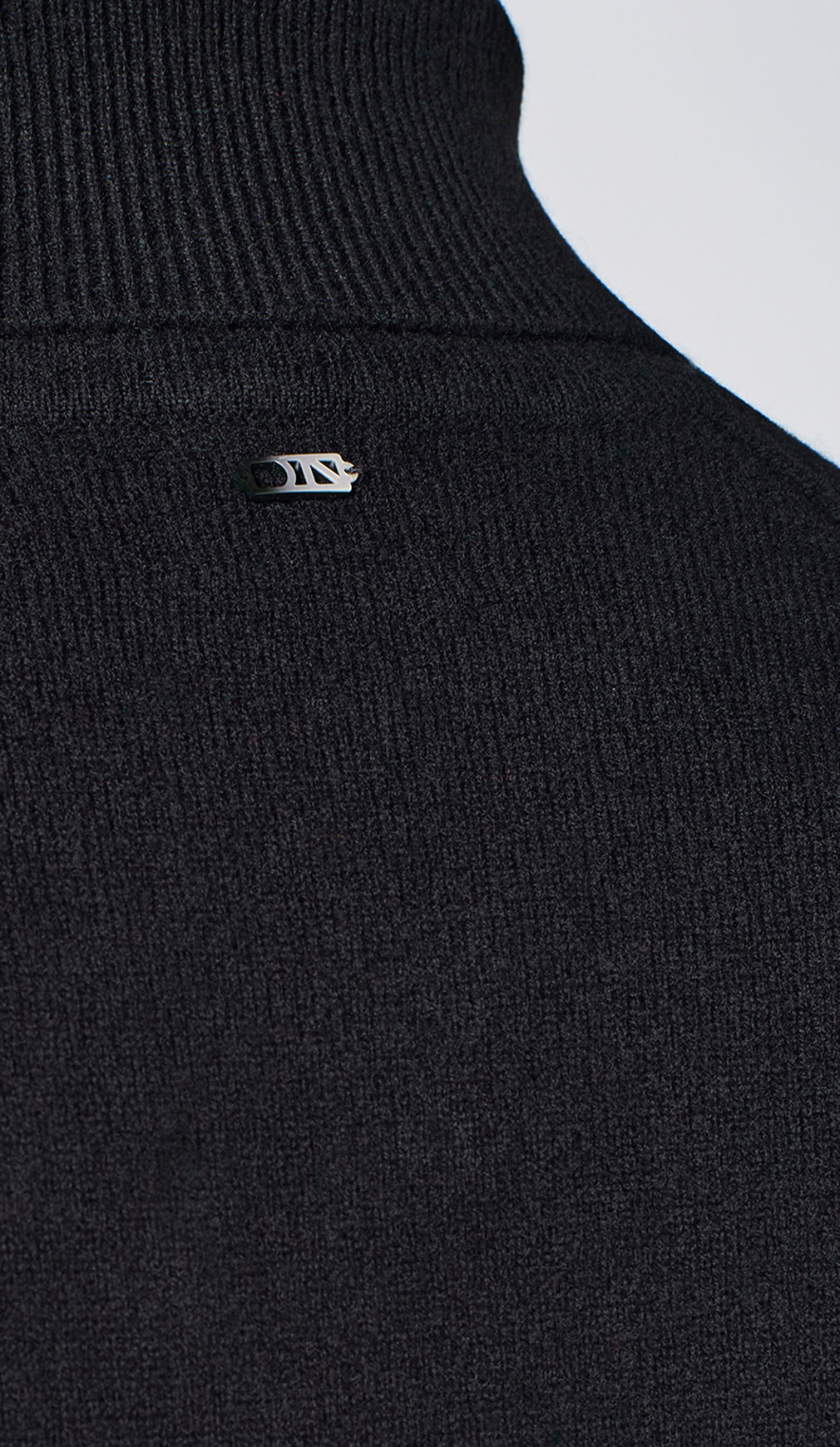 FINE KNIT HIGH NECK SWEATER