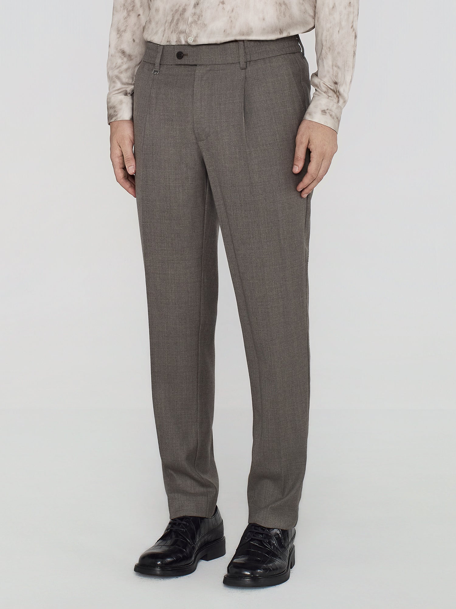 TROUSERS WITH DARTS