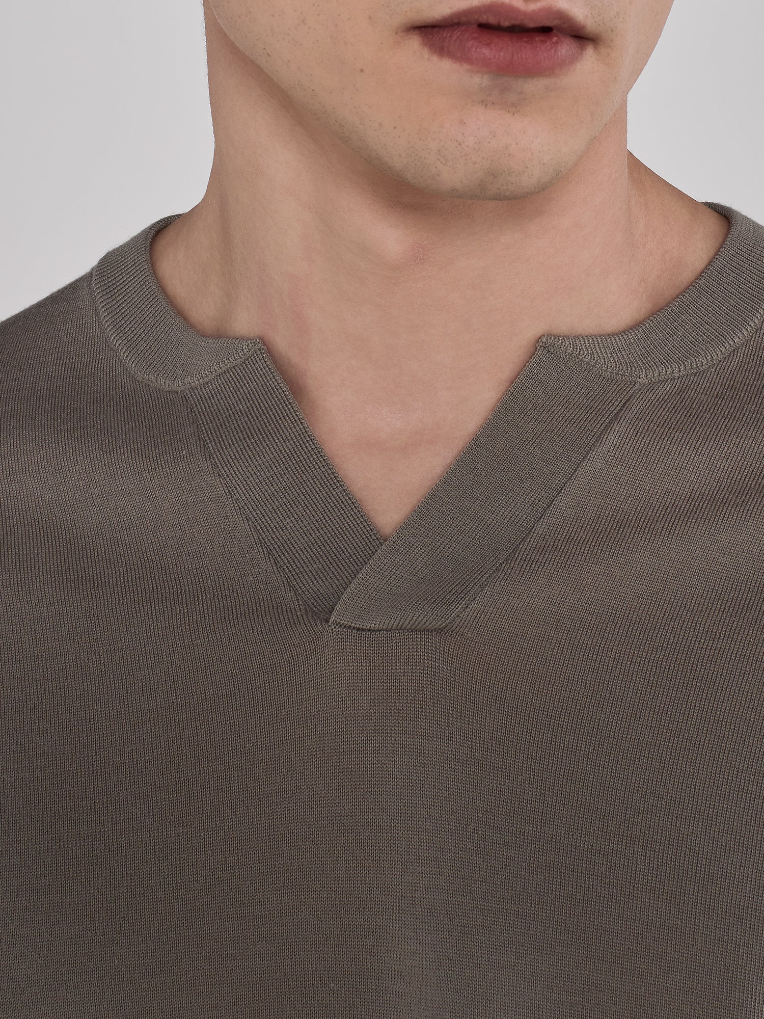 V COLLAR KNIT IN MERINO WOOL AND SILK