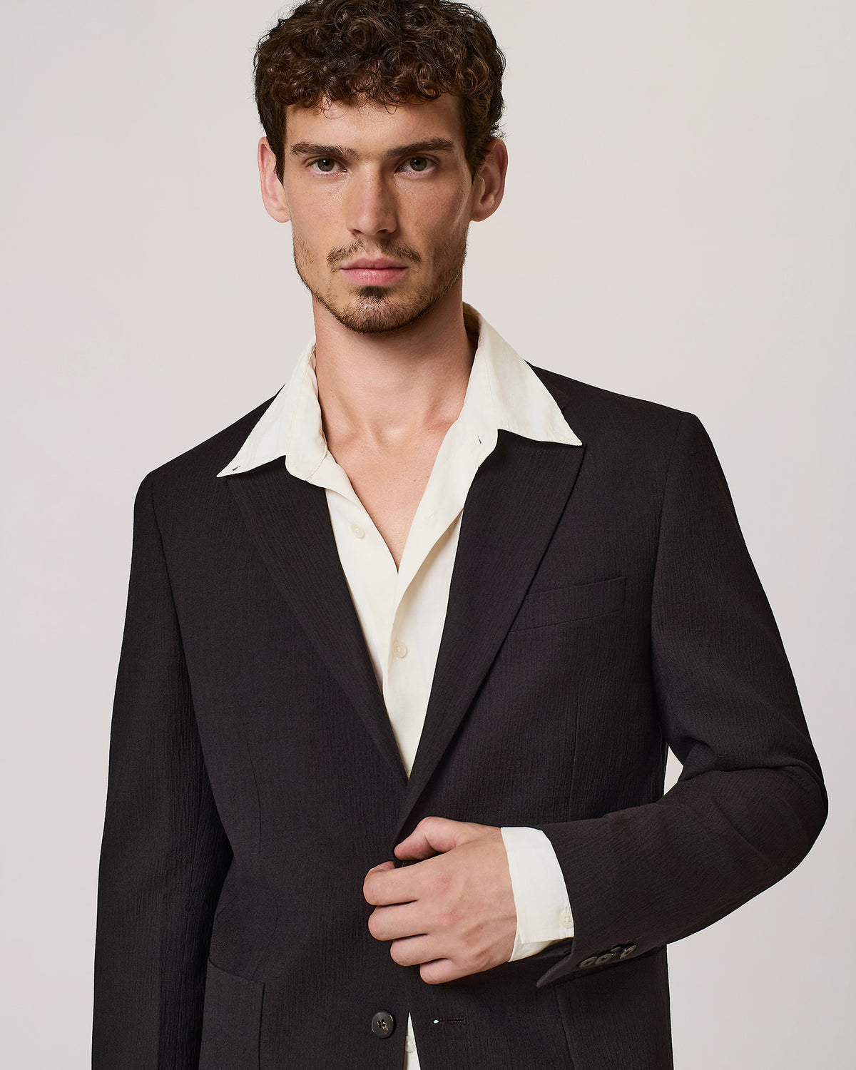 Single-breasted pleated wool blend suit jacket