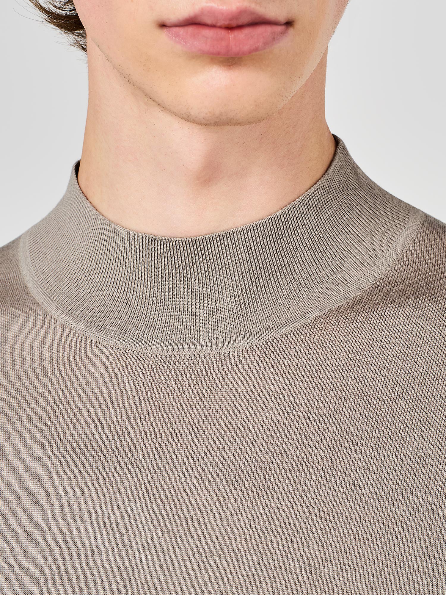 MAGLIA COLLO MOCK IN MERINO E SETA