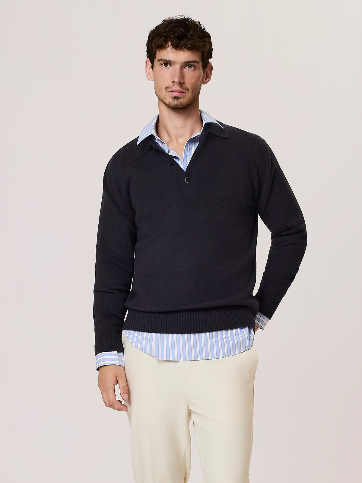 Polo in lana merino con scollo a v