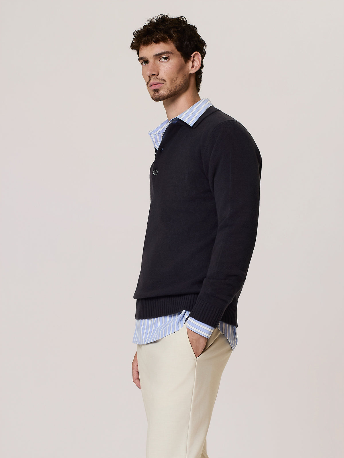 Polo in lana merino con scollo a v