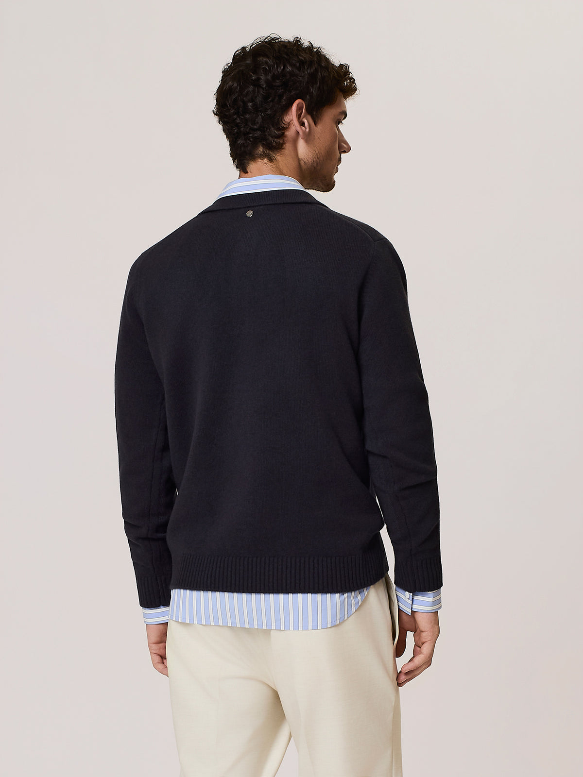 Polo in lana merino con scollo a v