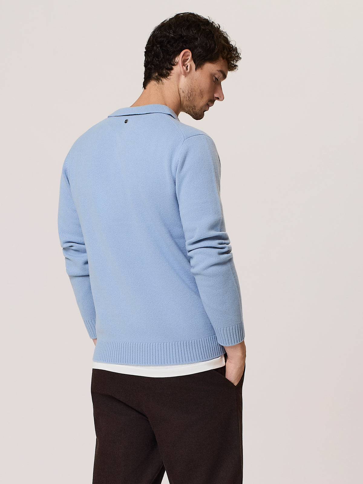 Polo in lana merino con scollo a v