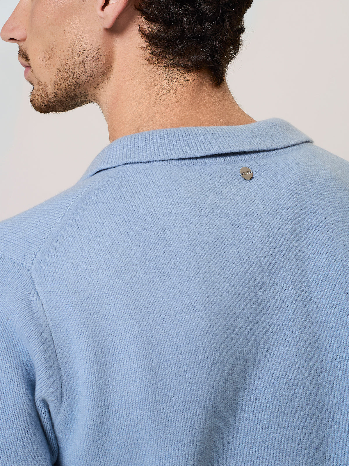 Polo in lana merino con scollo a v