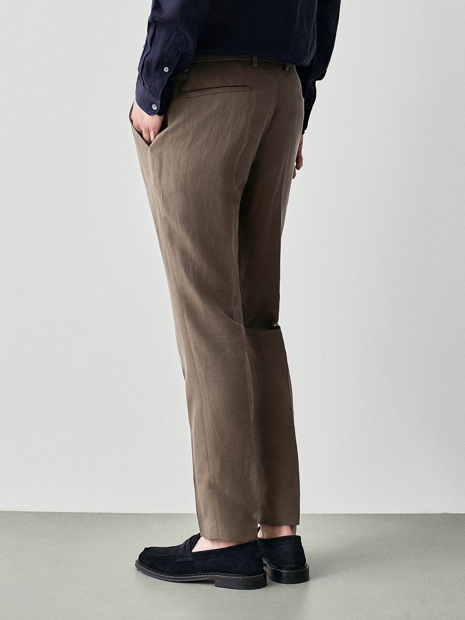 Casual pants in fresh linen