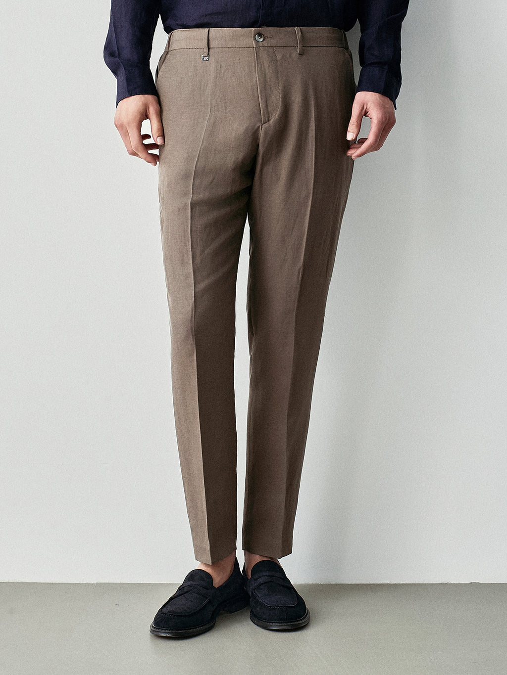 Casual pants in fresh linen