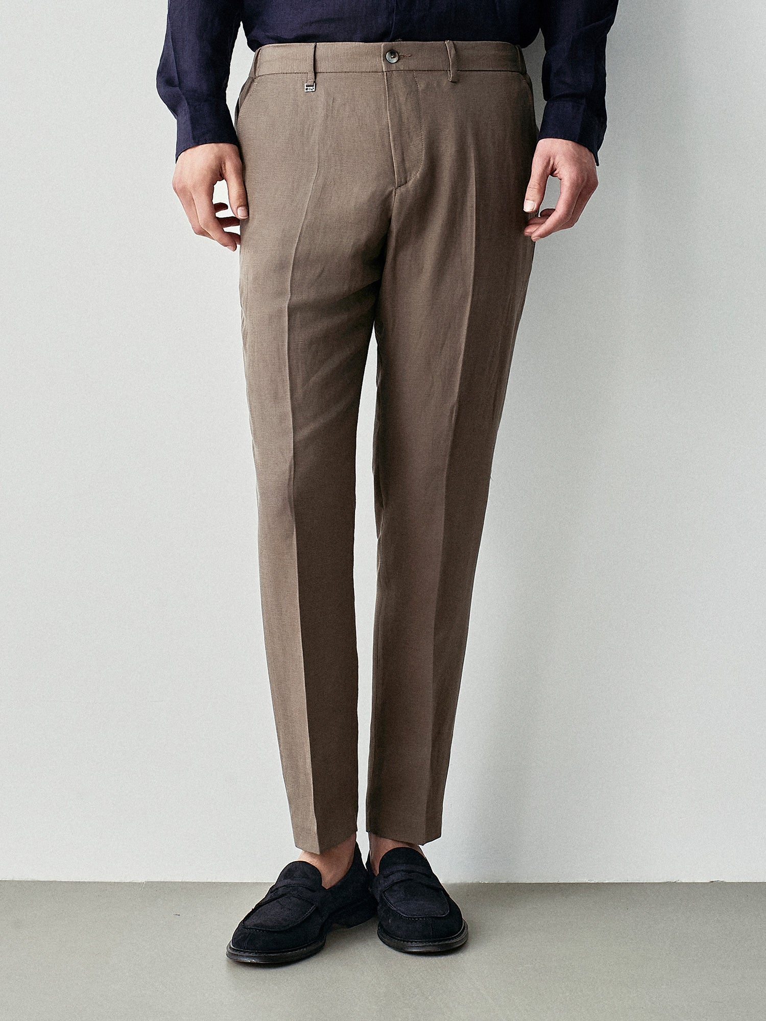 Casual pants in fresh linen