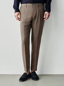 Casual pants in fresh linen