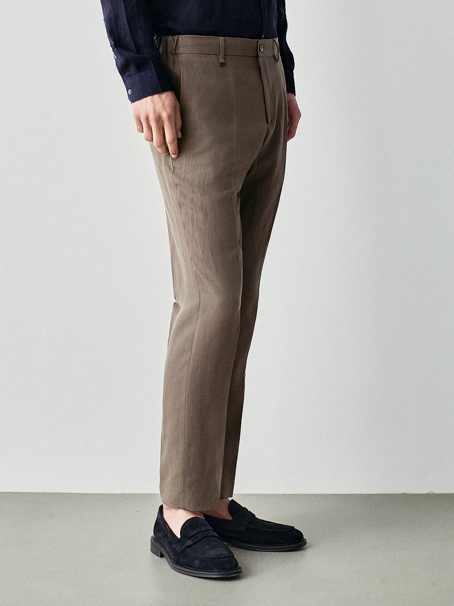 Casual pants in fresh linen
