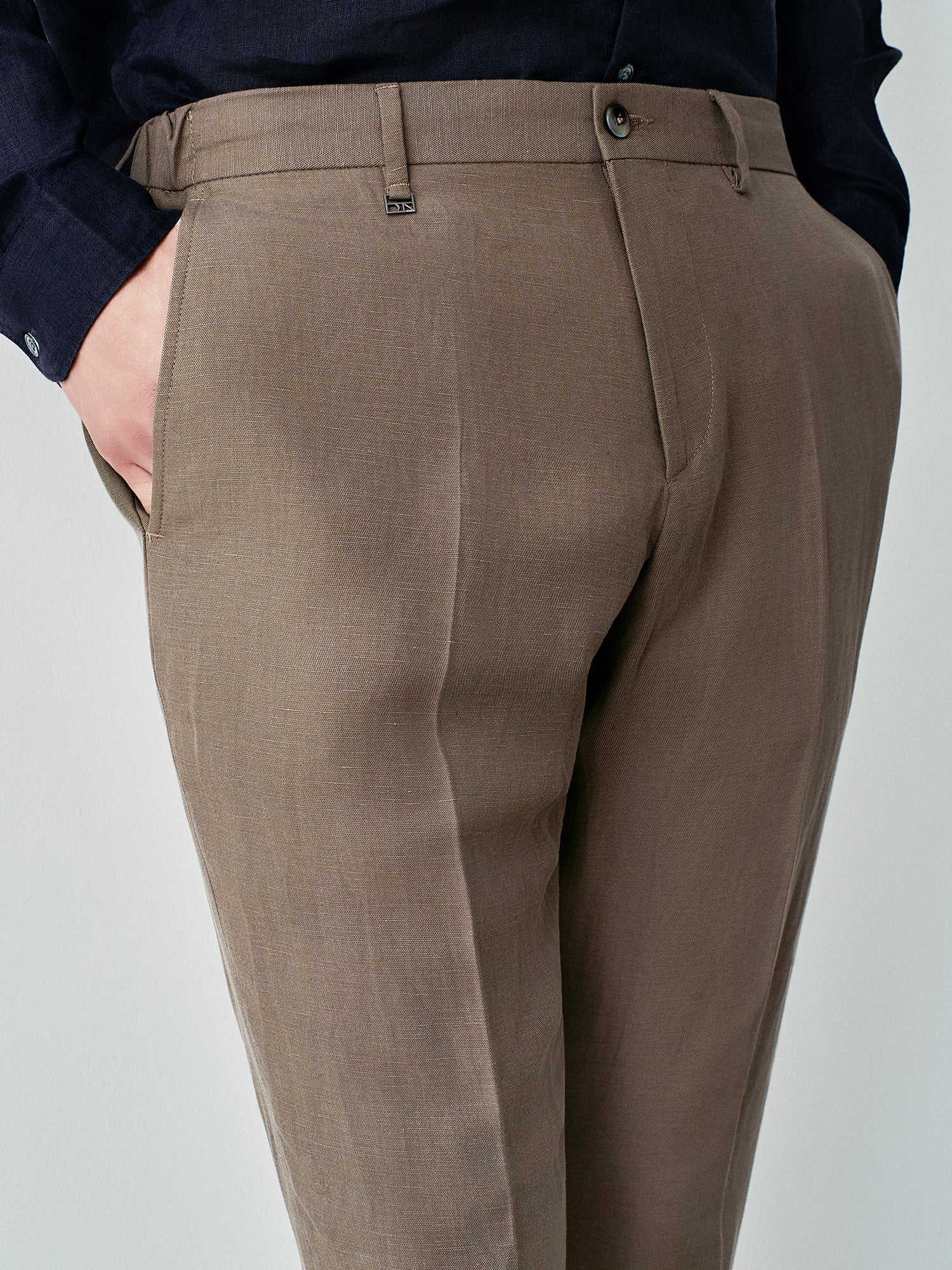 Casual pants in fresh linen