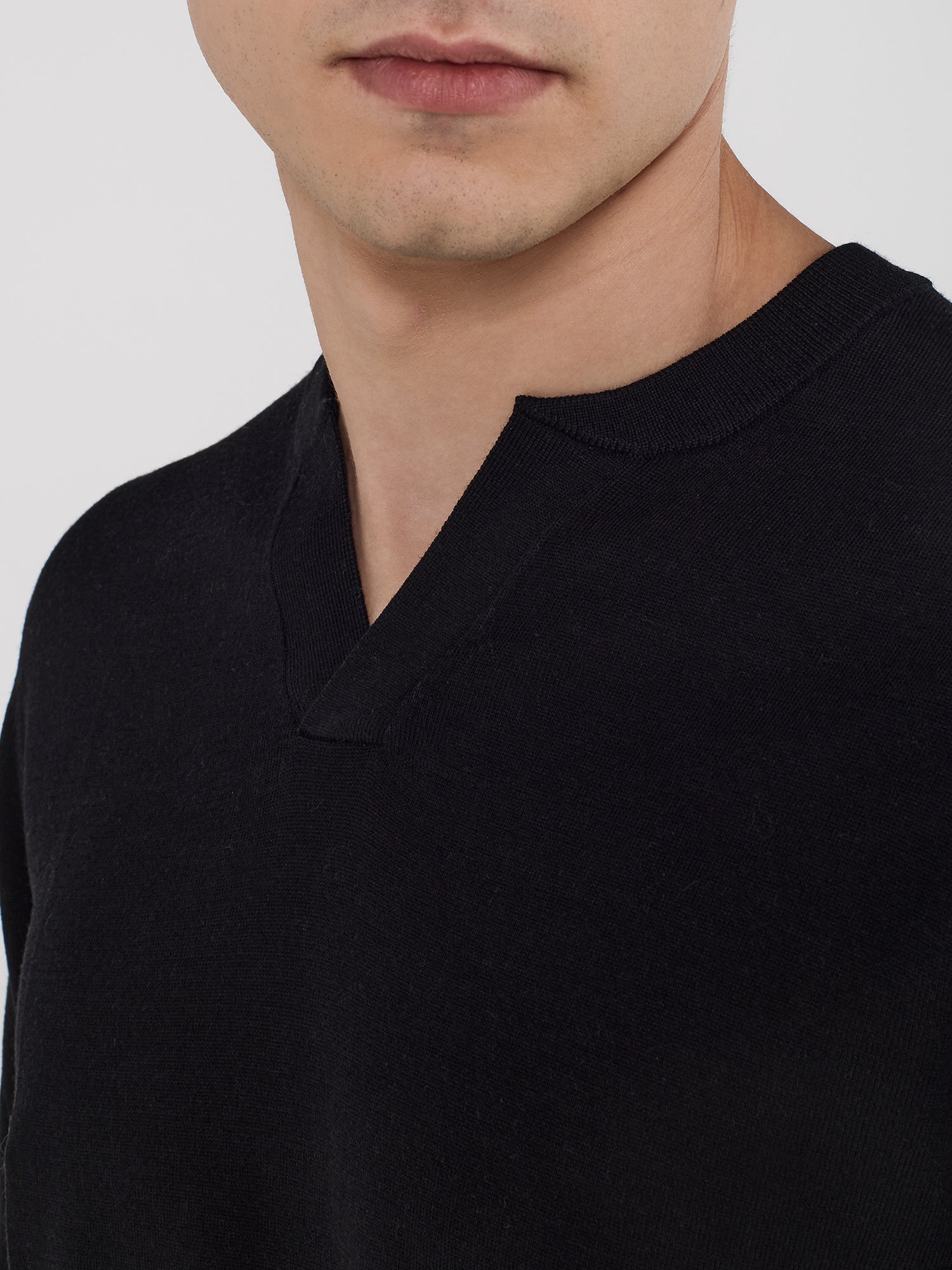 MAGLIA SCOLLO A V IN MERINO E SETA