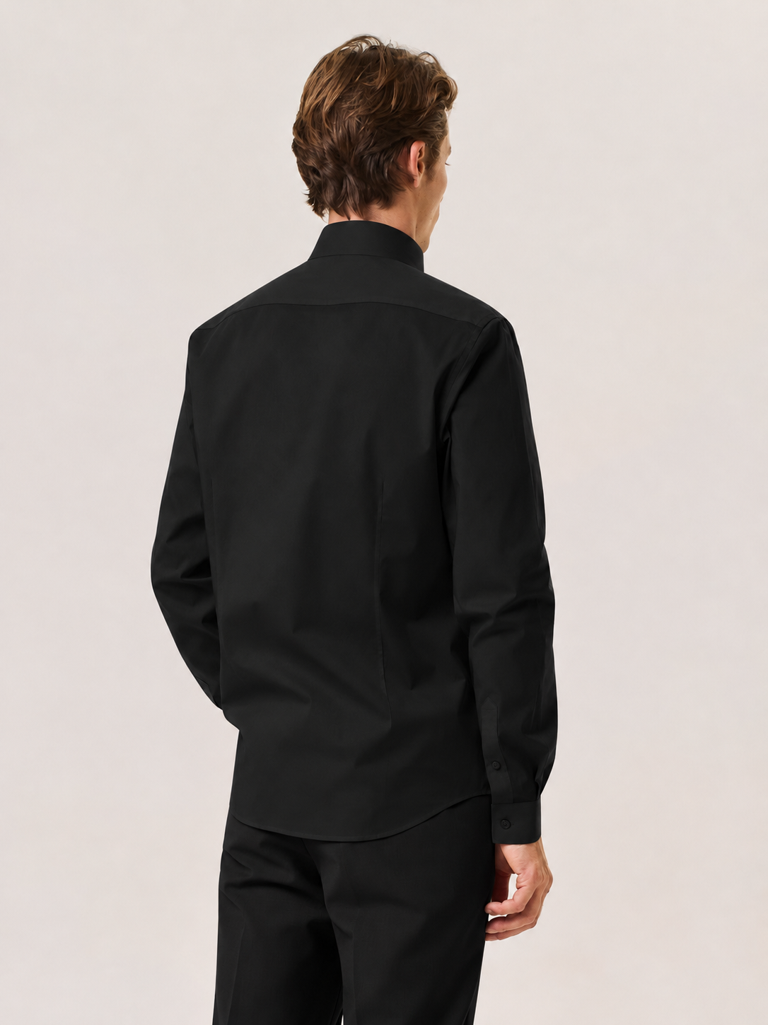 Camicia da uomo nera, vista posteriore con fondo stondato, David Naman
